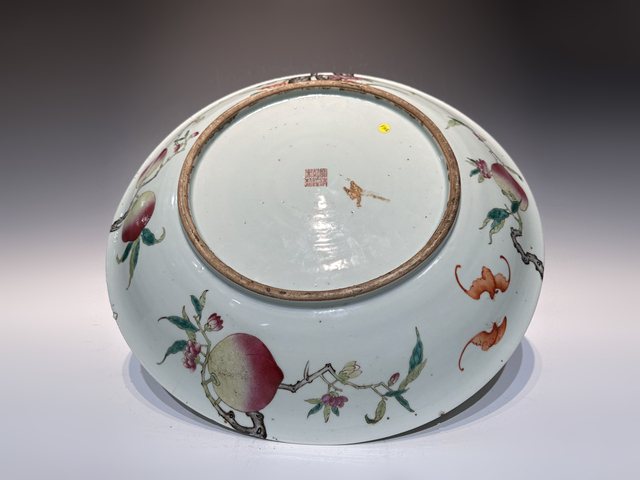 古玩陶瓷清晚期·粉彩九桃紋大盤真品鑒賞圖