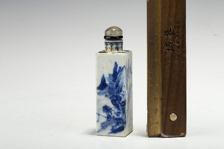 古玩陶瓷晚清·青花山水人物紋四方鼻煙壺拍賣,當(dāng)前價(jià)格0元