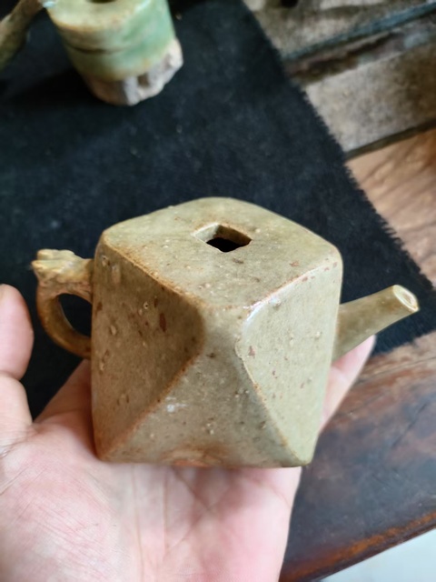 古玩陶瓷青瓷硯滴真品鑒賞圖
