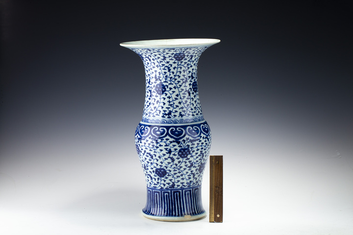 古玩陶瓷清中·青花纏枝花卉紋花觚拍賣,當(dāng)前價(jià)格188元