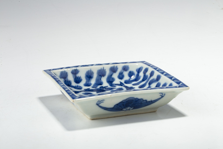 古玩陶瓷清中晚·青花魚(yú)藻紋四方盤(pán)拍賣(mài),當(dāng)前價(jià)格218元