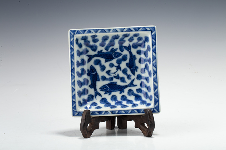 古玩陶瓷清中晚·青花魚(yú)藻紋四方盤(pán)拍賣(mài),當(dāng)前價(jià)格218元