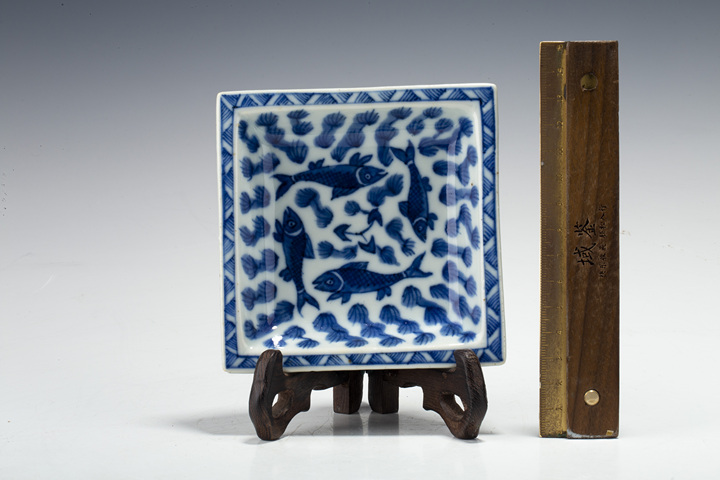 古玩陶瓷清中晚·青花魚(yú)藻紋四方盤(pán)拍賣(mài),當(dāng)前價(jià)格218元