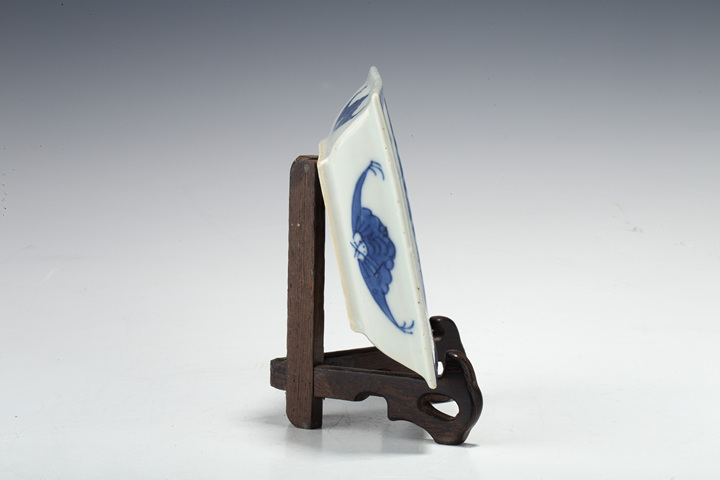 古玩陶瓷清中晚·青花魚(yú)藻紋四方盤(pán)拍賣(mài),當(dāng)前價(jià)格218元