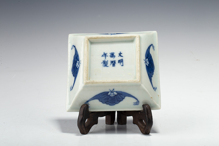 古玩陶瓷清中晚·青花魚(yú)藻紋四方盤(pán)拍賣(mài),當(dāng)前價(jià)格218元