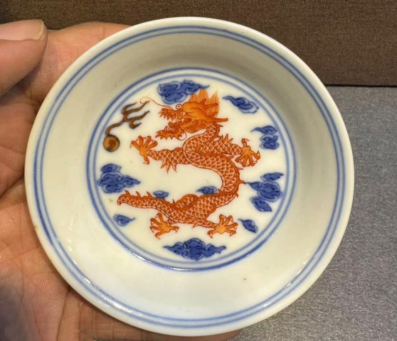 古玩陶瓷需上手，清雍正青花礬紅龍紋碟真品鑒賞圖