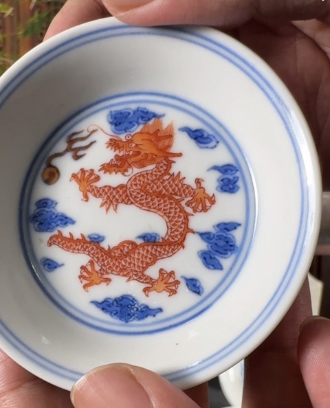 古玩陶瓷需上手，清雍正青花礬紅龍紋碟真品鑒賞圖