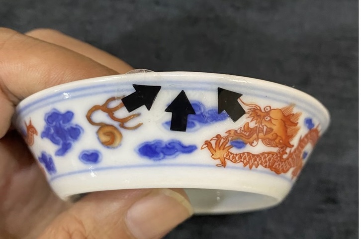 古玩陶瓷需上手，清雍正青花礬紅龍紋碟真品鑒賞圖