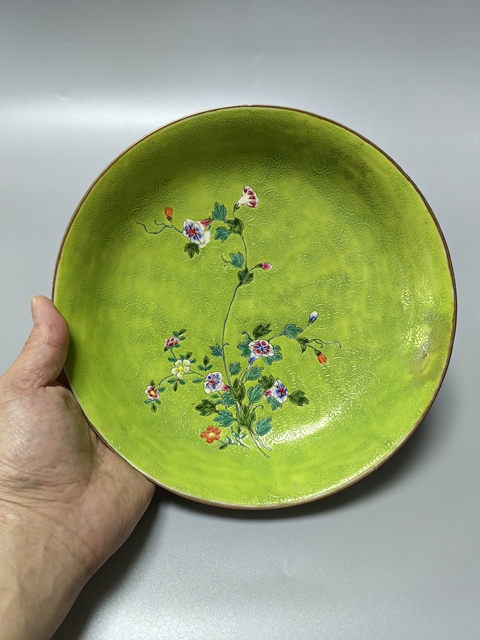 古玩陶瓷綠地匝道粉彩花卉紋盤真品鑒賞圖