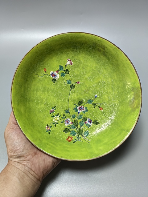 古玩陶瓷綠地匝道粉彩花卉紋盤真品鑒賞圖