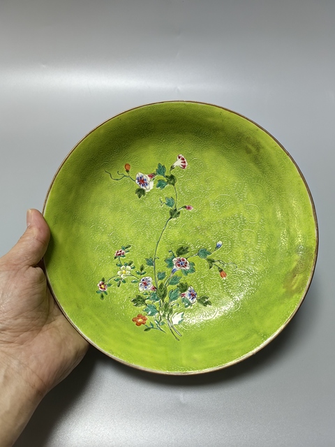 古玩陶瓷綠地匝道粉彩花卉紋盤真品鑒賞圖