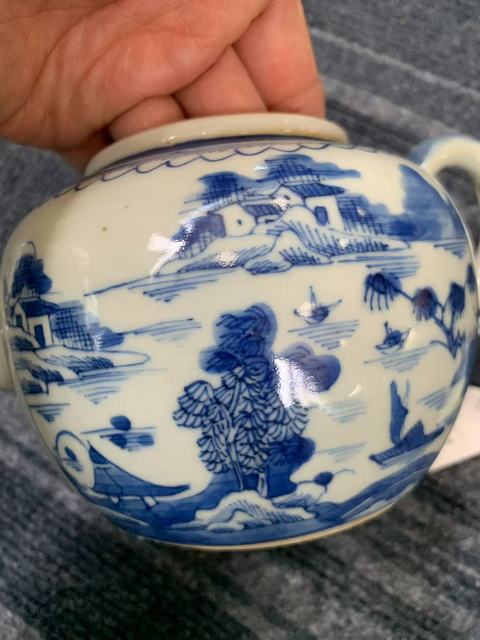 古玩陶瓷樓臺亭閣山水紋青花執(zhí)壺真品鑒賞圖