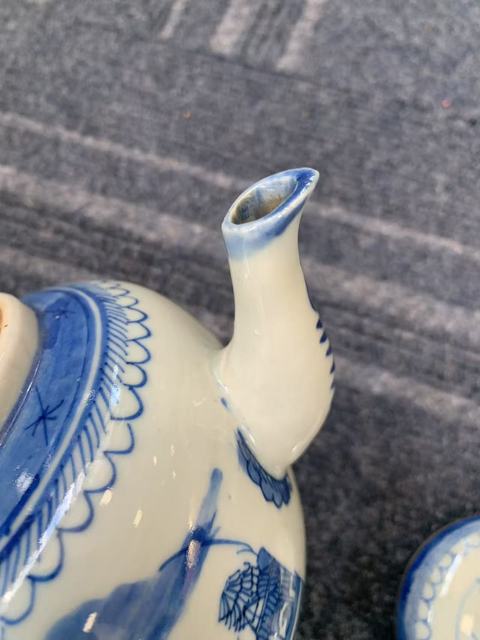 古玩陶瓷樓臺亭閣山水紋青花執(zhí)壺真品鑒賞圖