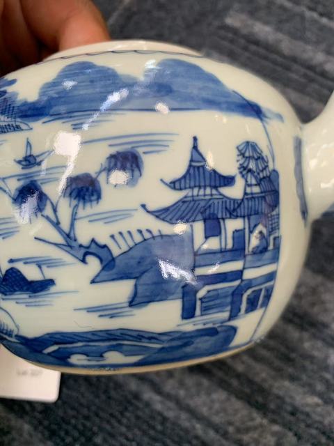 古玩陶瓷樓臺亭閣山水紋青花執(zhí)壺真品鑒賞圖