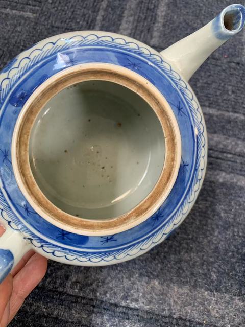 古玩陶瓷樓臺亭閣山水紋青花執(zhí)壺真品鑒賞圖