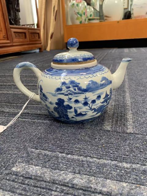 古玩陶瓷樓臺亭閣山水紋青花執(zhí)壺真品鑒賞圖