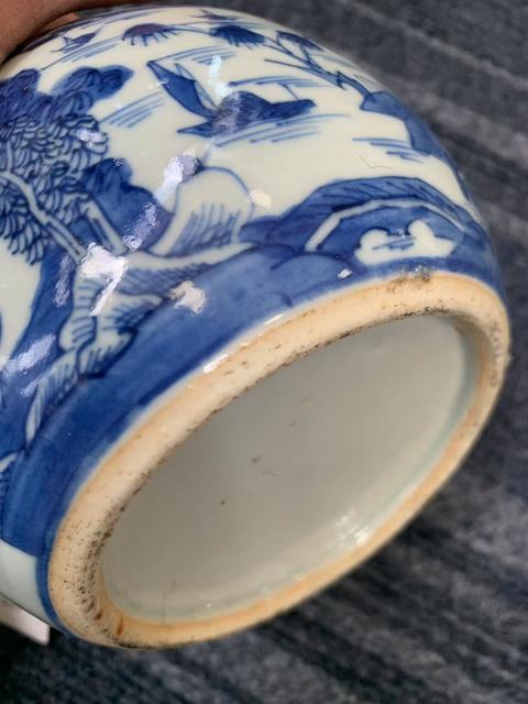 古玩陶瓷樓臺亭閣山水紋青花執(zhí)壺真品鑒賞圖