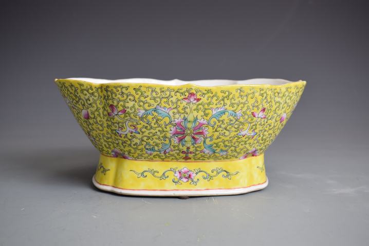 古玩陶瓷民國黃地粉彩纏枝花卉紋花口貢碗真品鑒賞圖