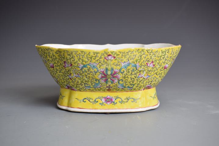 古玩陶瓷民國黃地粉彩纏枝花卉紋花口貢碗真品鑒賞圖