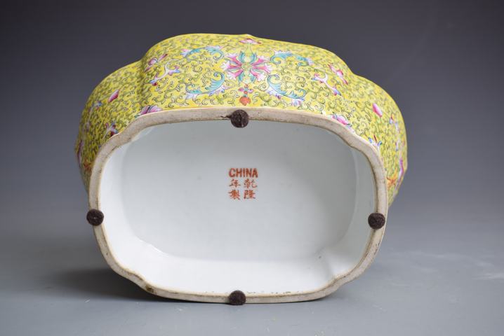 古玩陶瓷民國黃地粉彩纏枝花卉紋花口貢碗真品鑒賞圖