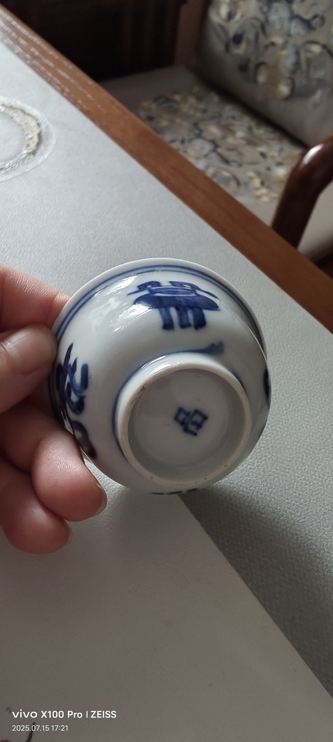 古玩陶瓷博古圖青花杯真品鑒賞圖