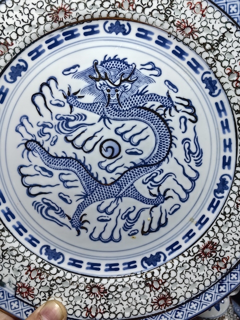 古玩陶瓷玲瓏瓷青花加彩龍紋盤真品鑒賞圖