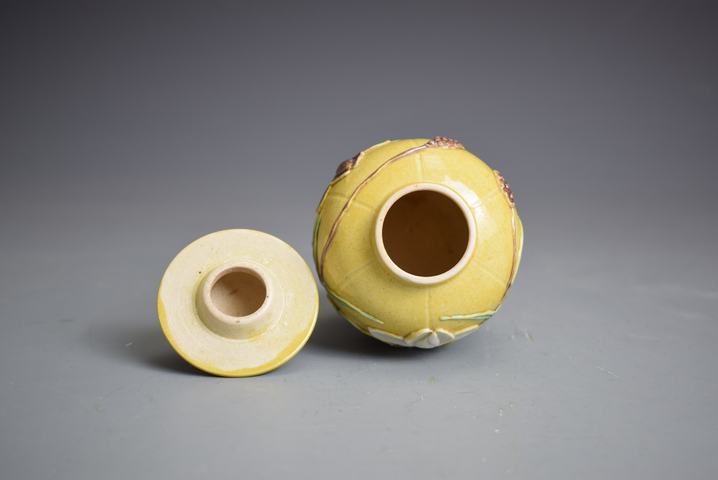 古玩陶瓷民國(guó)素三彩貼塑一路連科蓋罐拍賣,當(dāng)前價(jià)格100元