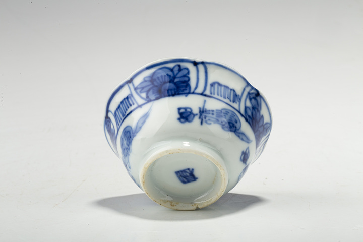 古玩陶瓷清康熙·青花海屋松鼠紋花口杯一對真品鑒賞圖