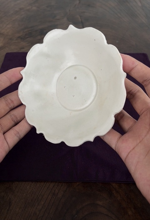 古玩陶瓷晚唐定窯菱花口盤真品鑒賞圖