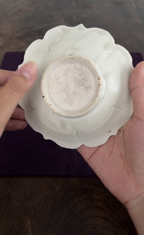 古玩陶瓷晚唐定窯菱花口盤真品鑒賞圖
