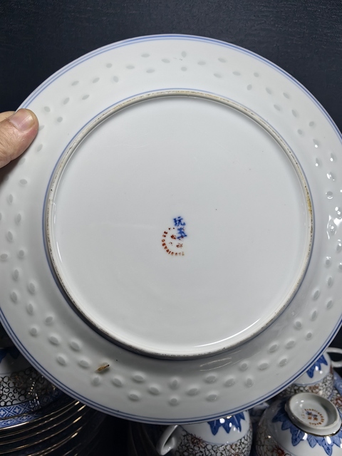 古玩陶瓷玲瓏瓷青花加彩龍紋盤真品鑒賞圖