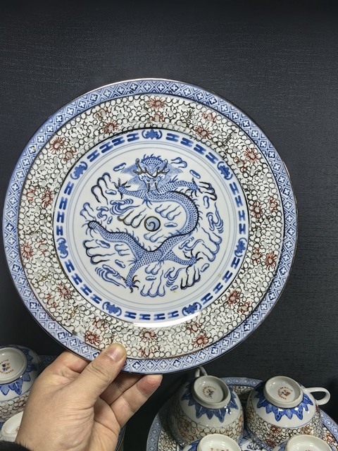 古玩陶瓷玲瓏瓷青花加彩龍紋盤真品鑒賞圖
