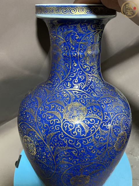 古玩陶瓷灑藍釉描金纏枝花卉觀音瓶真品鑒賞圖