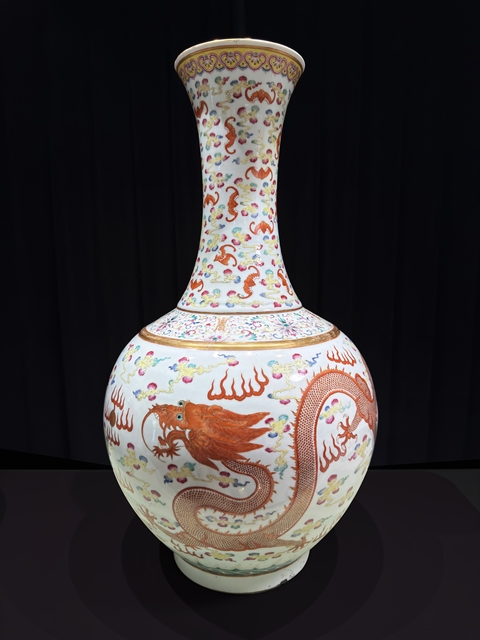 古玩陶瓷清光緒官窯粉彩雙龍戲珠紋大玉堂春瓶真品鑒賞圖