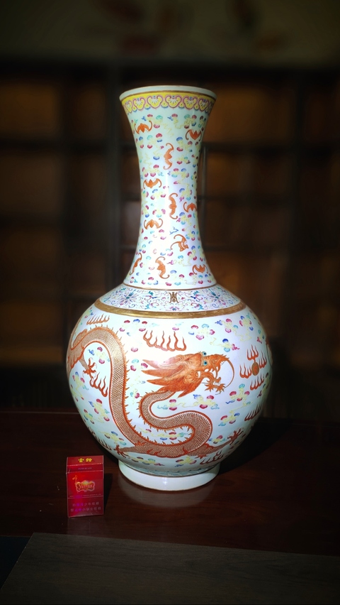 古玩陶瓷清光緒官窯粉彩雙龍戲珠紋大玉堂春瓶真品鑒賞圖