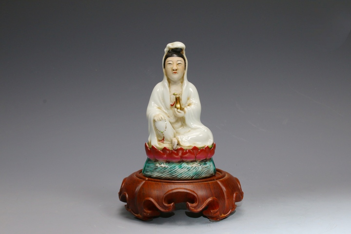 古玩陶瓷民國 粉彩白釉風帽觀音坐蓮花臺造像真品鑒賞圖