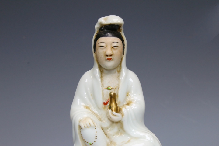 古玩陶瓷民國 粉彩白釉風帽觀音坐蓮花臺造像真品鑒賞圖