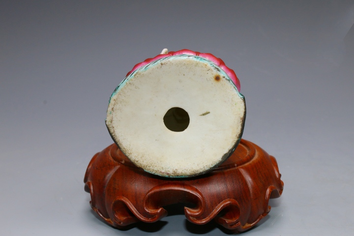 古玩陶瓷民國 粉彩白釉風帽觀音坐蓮花臺造像真品鑒賞圖