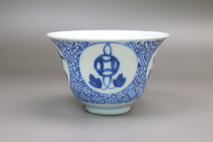 古玩陶瓷清晚期·青花萬字紋錦地開窗吉慶有余紋茶杯拍賣,當前價格744元
