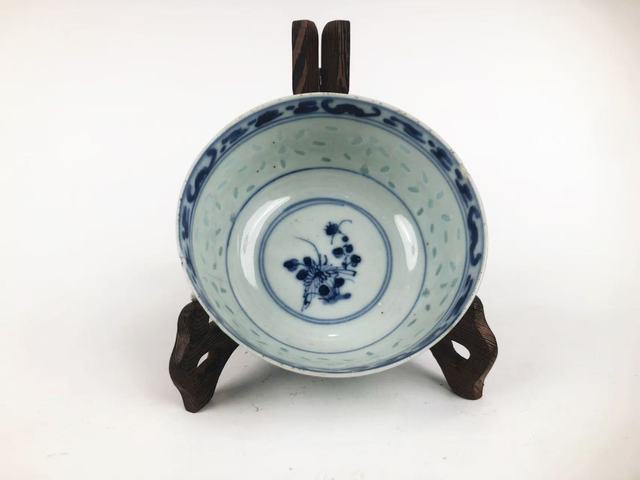 古玩陶瓷清光緒·青花云蝠紋玲瓏碗拍賣,當前價格0元