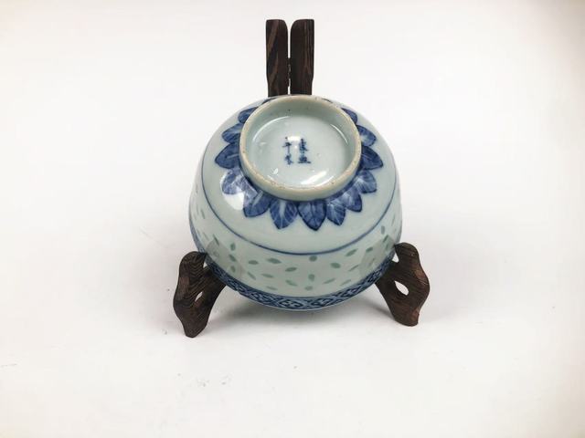 古玩陶瓷清光緒·青花云蝠紋玲瓏碗拍賣,當前價格0元