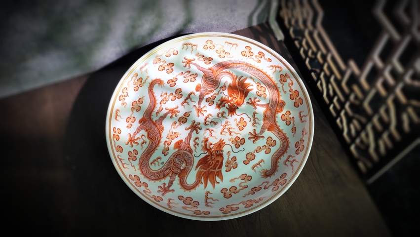 古玩陶瓷清光緒官窯礬紅雙龍戲珠紋大盤真品鑒賞圖