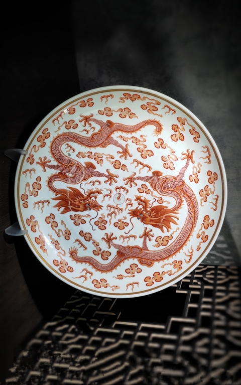 古玩陶瓷清光緒官窯礬紅雙龍戲珠紋大盤真品鑒賞圖