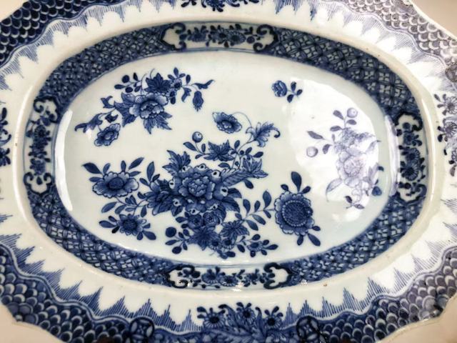古玩陶瓷清乾隆·青花花卉錦地錢幣紋花口長盤真品鑒賞圖