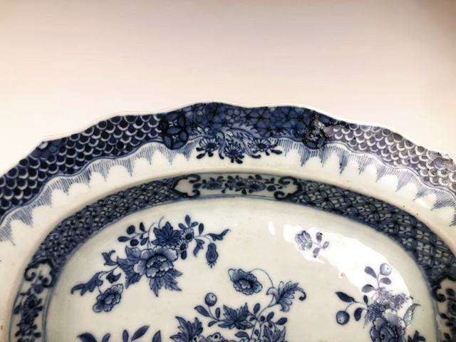 古玩陶瓷清乾隆·青花花卉錦地錢幣紋花口長盤真品鑒賞圖