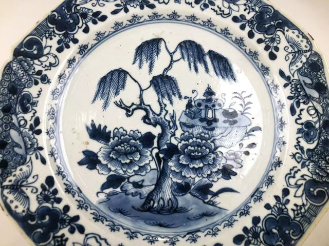 古玩陶瓷清早期·青花柳樹八方盤拍賣,當前價格99元