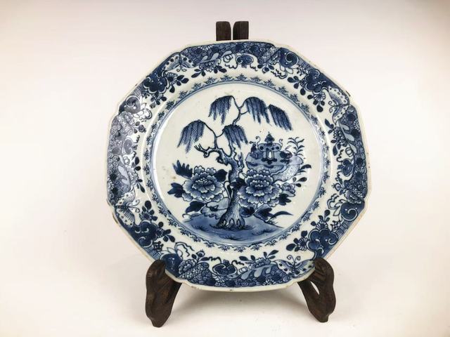 古玩陶瓷清早期·青花柳樹八方盤拍賣,當前價格99元