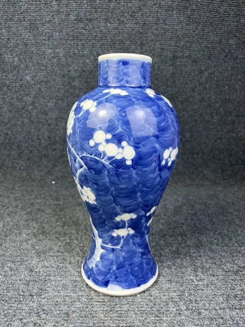 古玩陶瓷青花留白冰梅紋雞腿瓶拍賣,當(dāng)前價格2888元