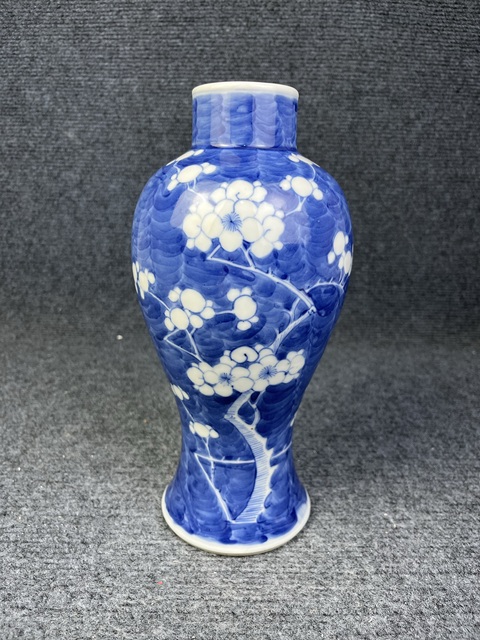 古玩陶瓷青花留白冰梅紋雞腿瓶拍賣,當(dāng)前價格2888元