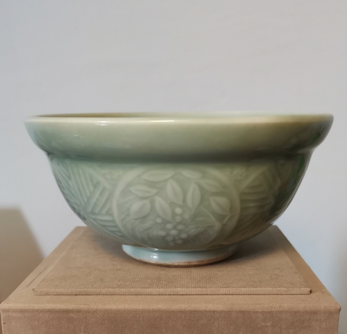 古玩陶瓷日本明治青釉刻花折沿碗真品鑒賞圖